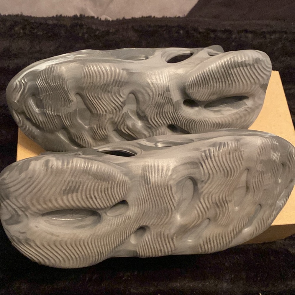 Authentic Yeezy Foam Rnr Granite - Picture 4 of 8